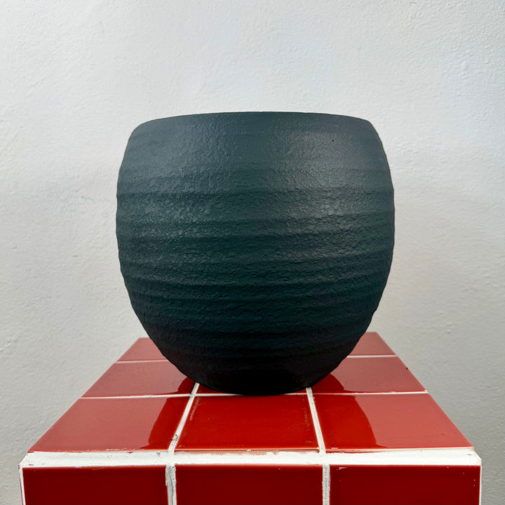 Handmade Black Ribbed Pot – 25 cm