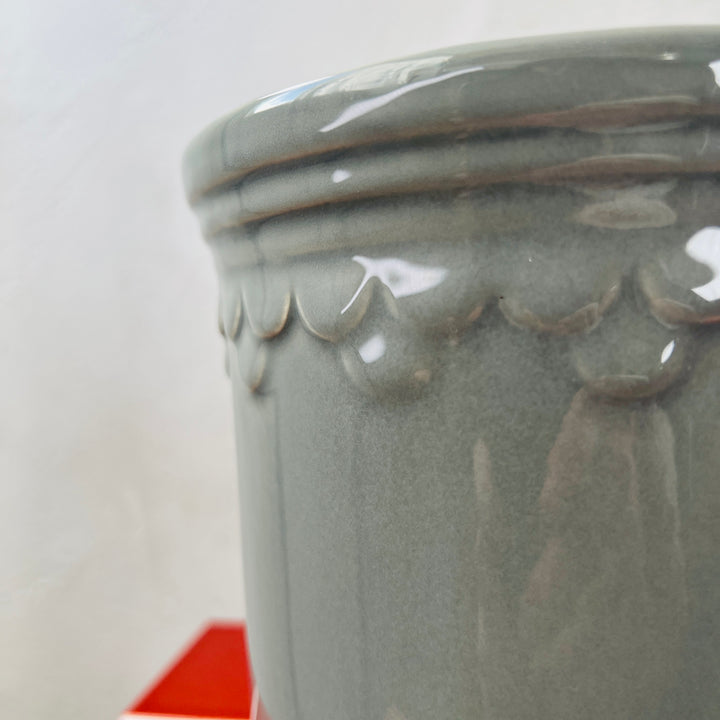 Grey Scallop Pot with Saucer