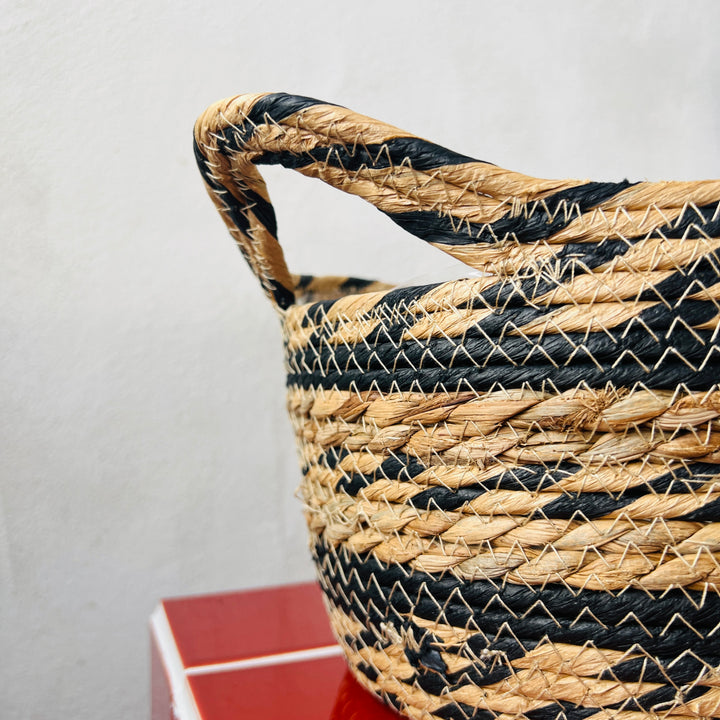 Basket Luevo – Natural & Black Woven Plant Basket