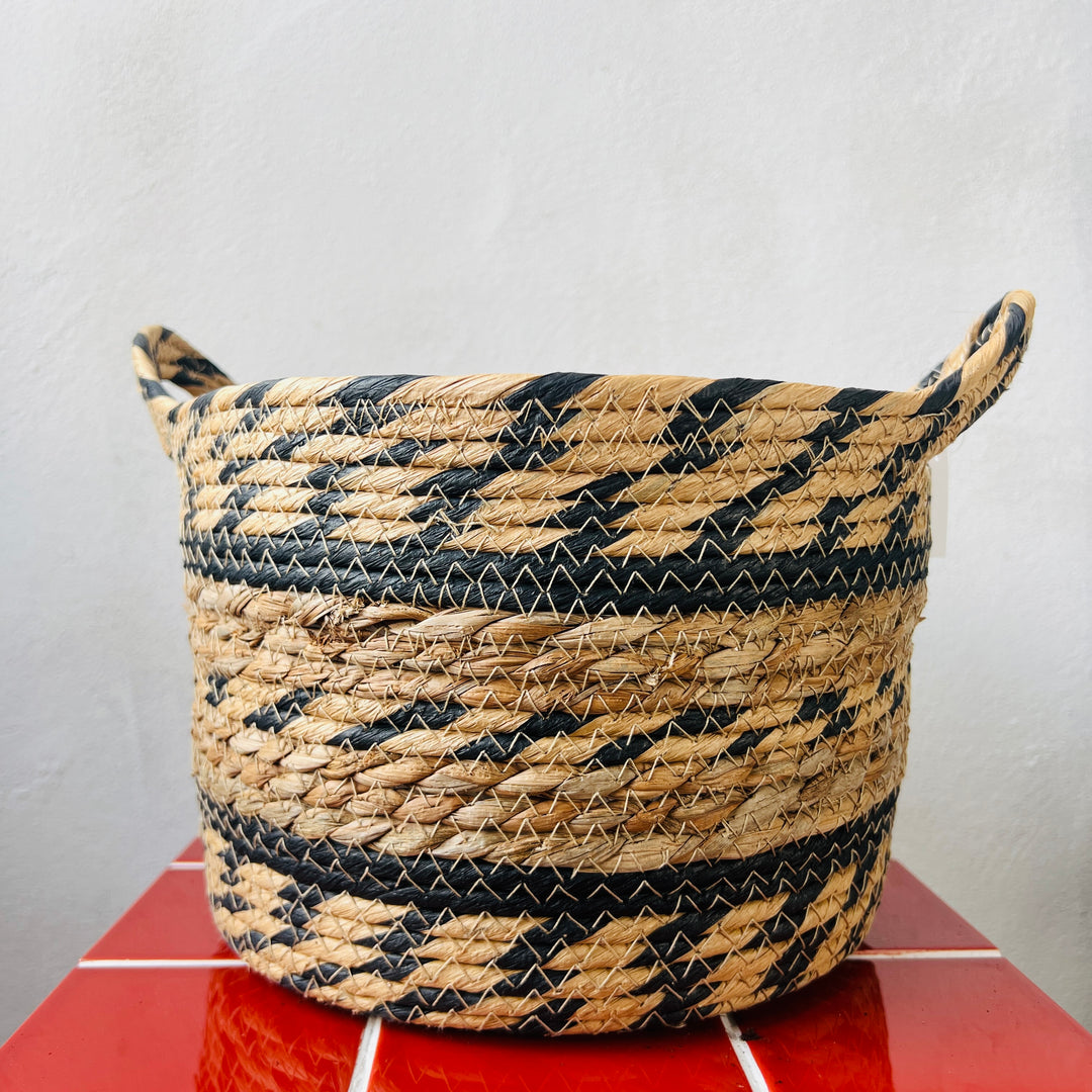 Basket Luevo – Natural & Black Woven Plant Basket