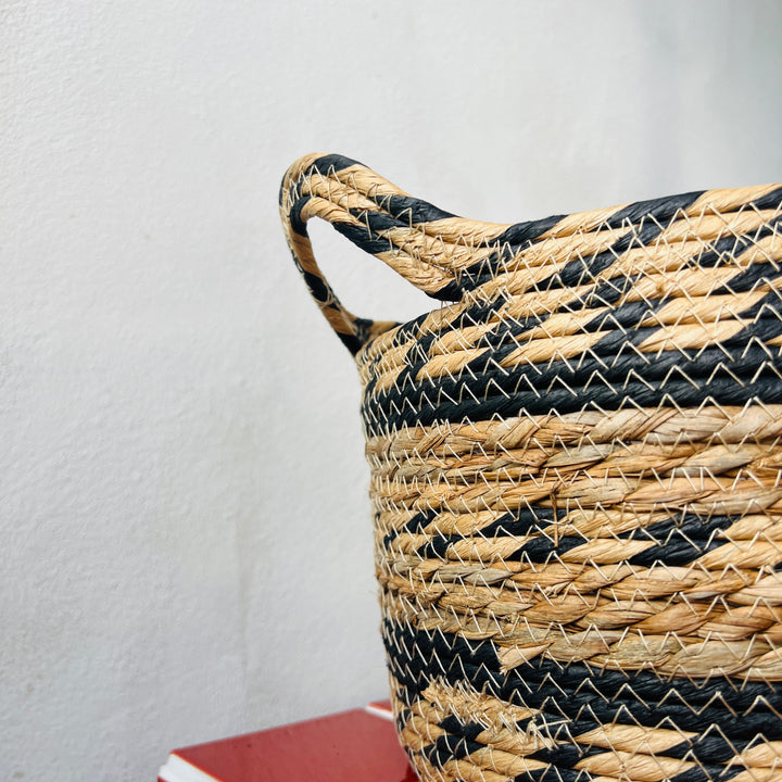 Basket Luevo – Natural & Black Woven Plant Basket