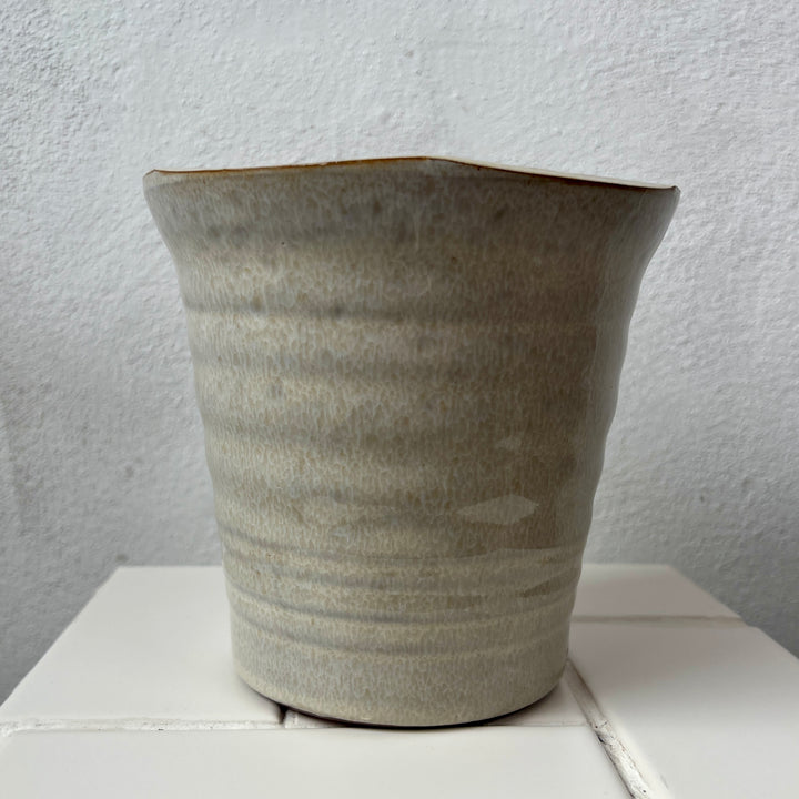 Pot Myrtle – White & Beige Ceramic Plant Pot (Ø14 × H13.5 cm)